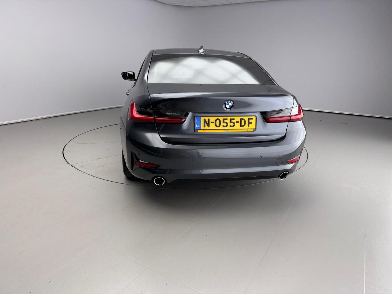 BMW 3-SERIE Sedan 320i | LED | Leder | Navigatie | Sportstoelen | Stoelverwarming | DAB | Alu 17 inch