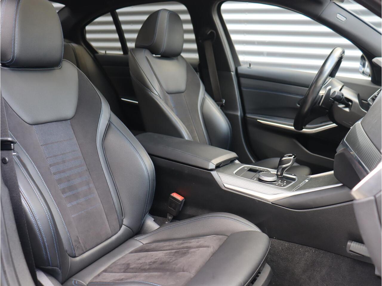 BMW 3-SERIE Sedan 318i | High Executive | M Sportpakket | Panodak | Trekhaak | Active Cruise Control | Elektr. Voorstoelen | HiFi | 19'' LMV