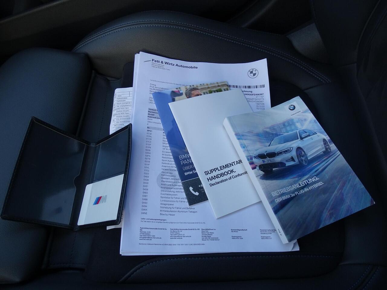 BMW 3-SERIE 330e High Executive M-SPORT | SPORT INTERIEUR | NAVIGATIE | PANORAMADAK | CAMERA | ELEKTRISCHE STOELEN | HEAD UP DISPLAY | STOELVERWARMING | PARKEERSENSOREN | LEDER | KEYLESS |