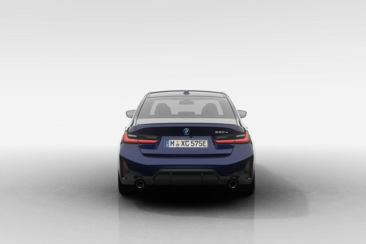 BMW 3-SERIE Sedan 330e | M Sport Pro | Comfort Pack | Elektrisch bediend glazen schuif-/kanteldak | Active Cruise Control