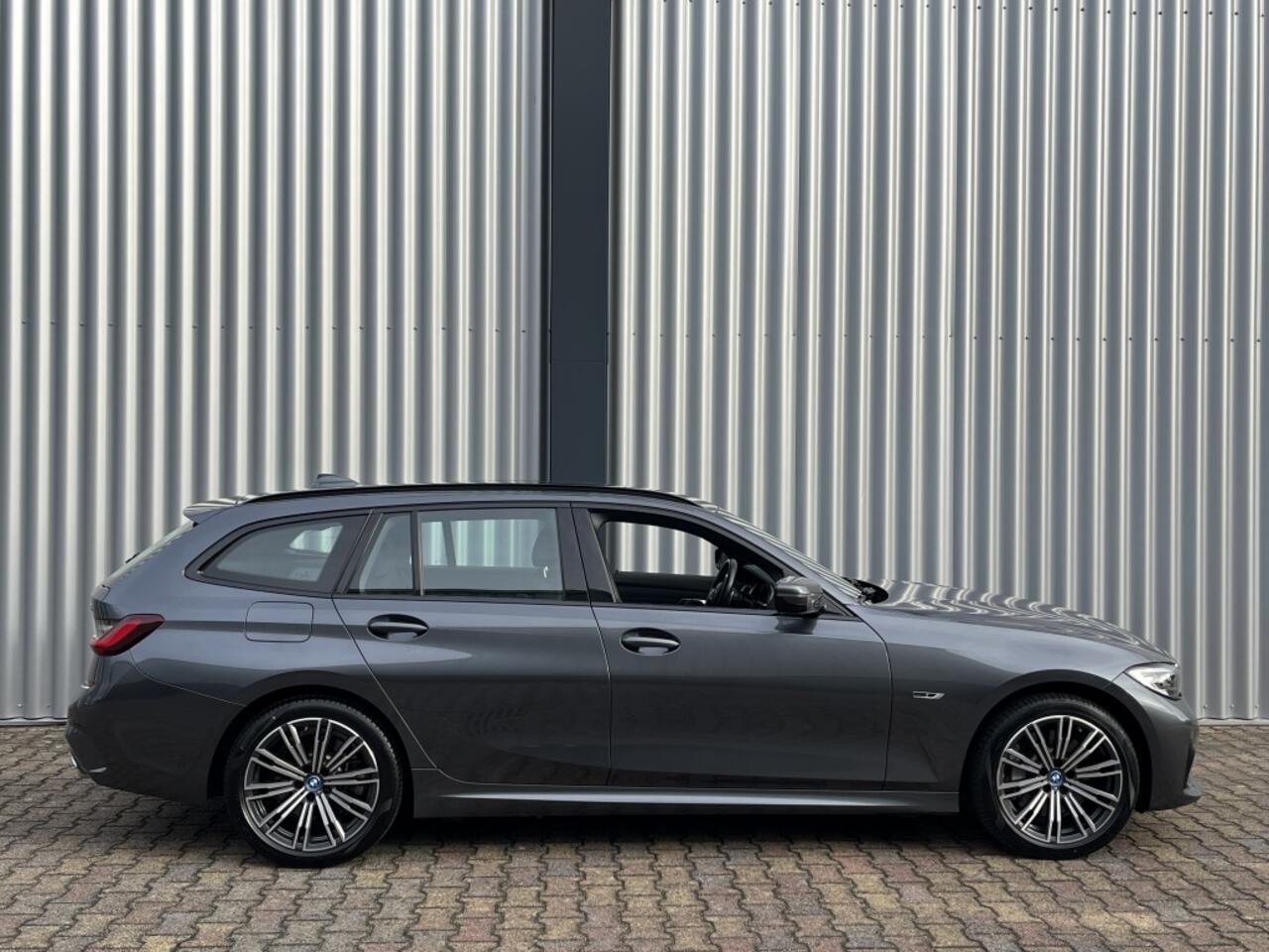 BMW 3-SERIE Touring 330e xDrive M-Sport Pakket | Stoel- & Stuurverw. | Apple CarPlay