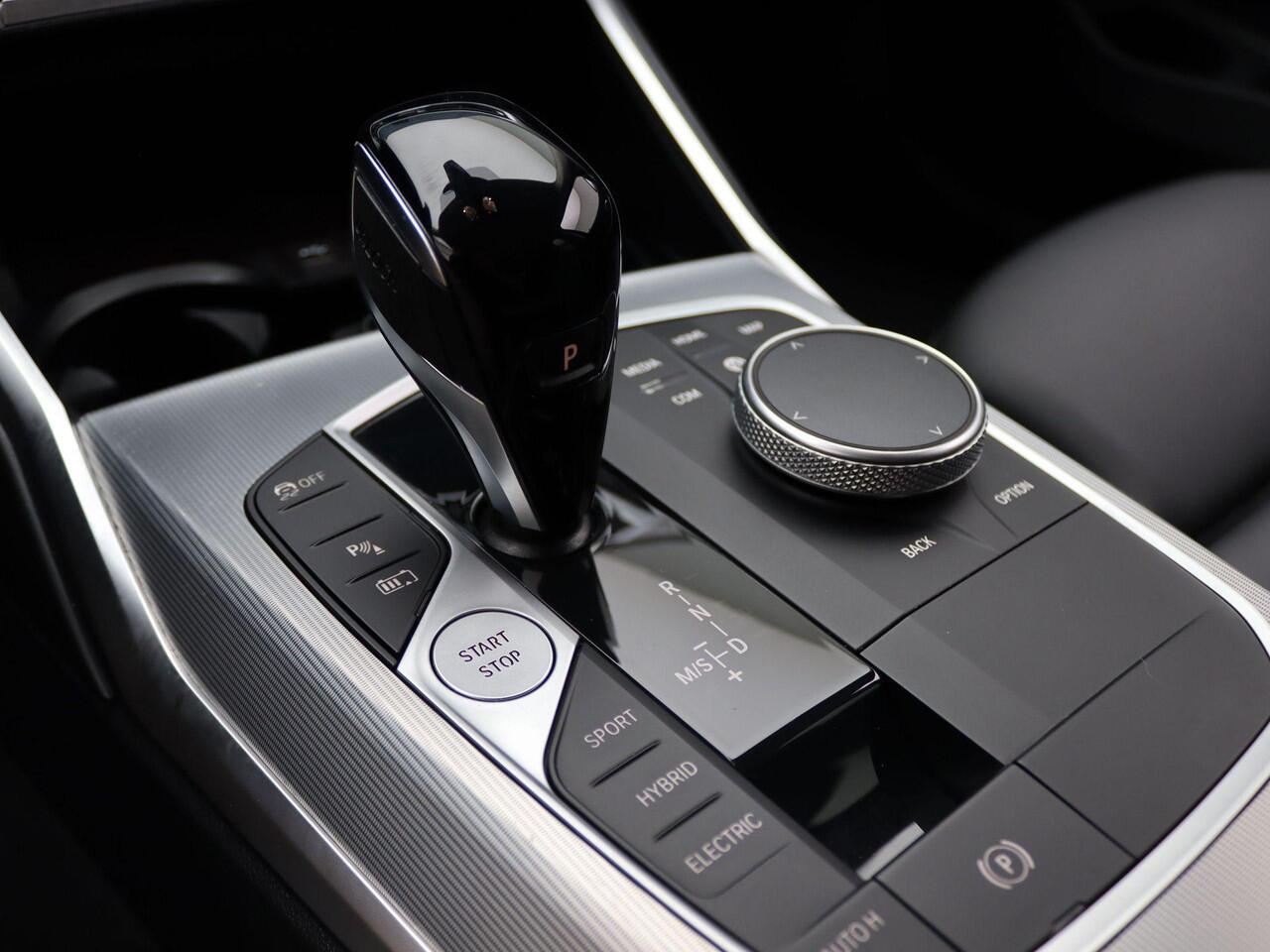 BMW 3-SERIE Touring 320e Luxury Line | High Executive | Sportstoelen voor | Live Cockpit Professional | HIFI | 17"