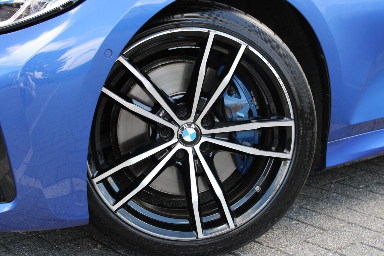BMW 3-SERIE 330i High Executive M Sport Automaat / Schuif-Kanteldak / Sportstoelen / Achteruitrijcamera / Laserlight / Comfort Access / Head-Up / Harman Kardon / Gesture Control