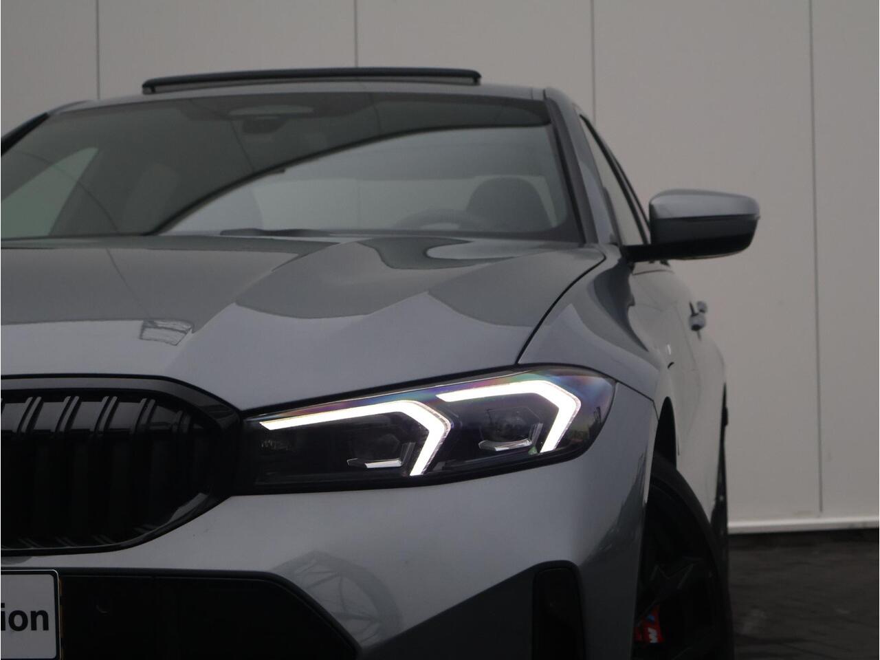 BMW 3-SERIE 330e M Sportpakket Pro/ Stuurwiel verwarmd/ Comfort Access/ Elektrische Trekhaak/ Schuif-Kanteldak/ M Sportstoelen/ Harman-Kardon/ Driving Assistant Professional