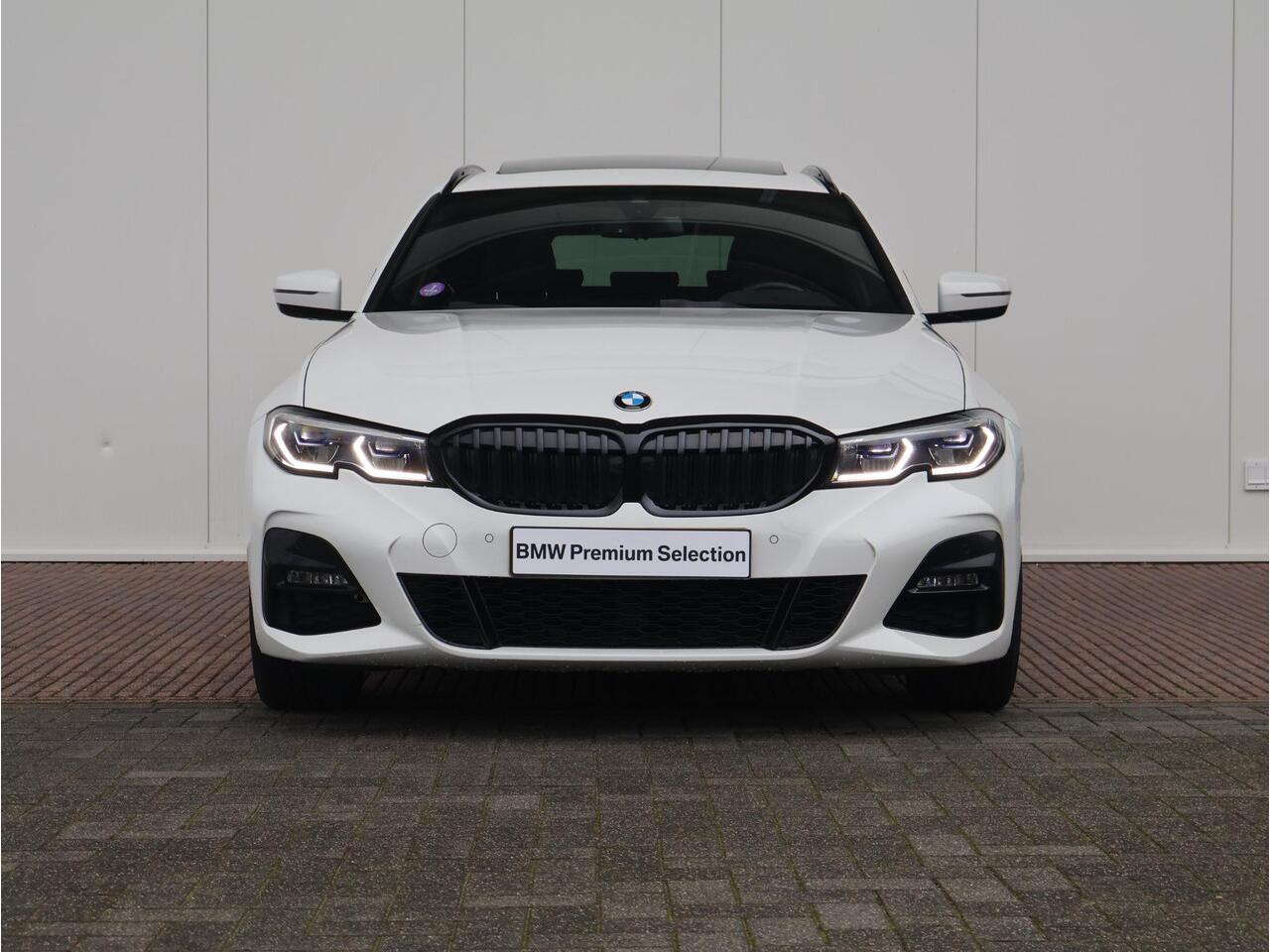 BMW 3-SERIE Touring 318i Business Edition Plus / M-Sportpakket / HIFI / Extra Getint Glas / Panoramadak / Achteruitrijcamera / 19'' /