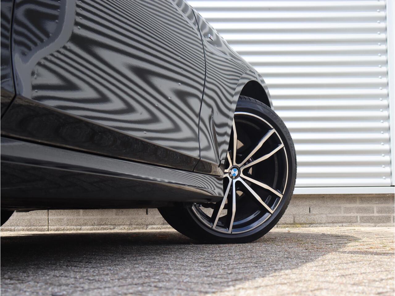 BMW 3-SERIE Touring 320i | High Executive | M Sportpakket | Panodak | Driving Assistant | Comfort Acces | Hi-Fi | Verwarmd Stuurwiel | Parking Pack | 19'' LMV