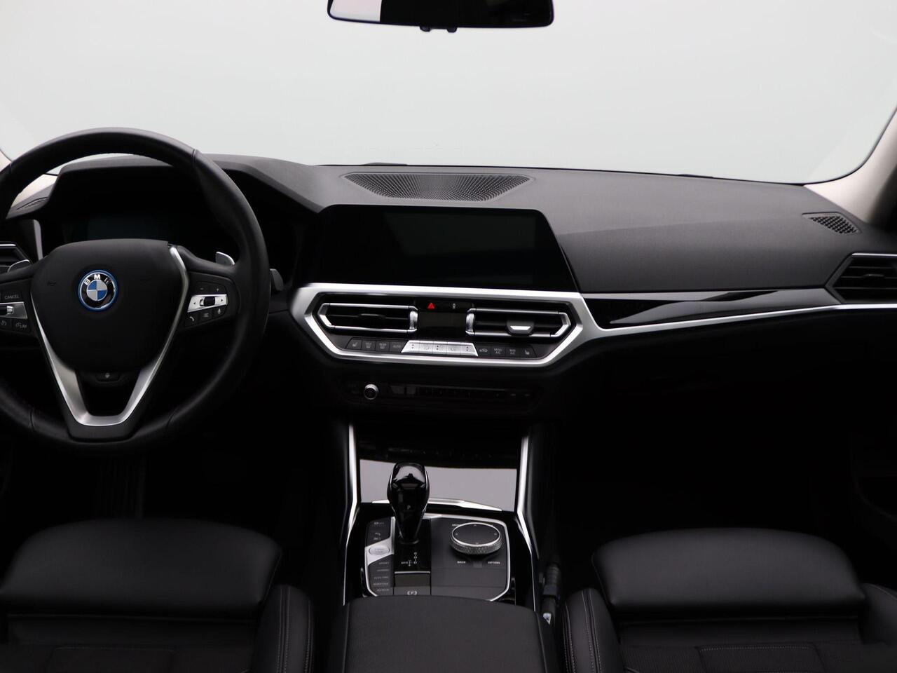 BMW 3-SERIE Touring 330e Model Sport Line | Stuurwielrand Verwarmd | M Adaptief onderstel | Comfort Access | Achteruitrijcamera | Panoramadak | Elektrisch Verstelbare Sportstoelen | Driving Assistant | Laserlight | Head-Up Display | DAB | HiFi | 17''