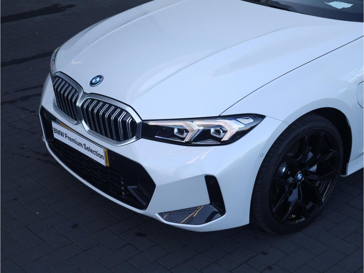 BMW 3-SERIE 330e M Sportpakket/ Panoramadak/ Trekhaak/ Stoelverwarming/ achteruitrijcamera/ 19" LMV