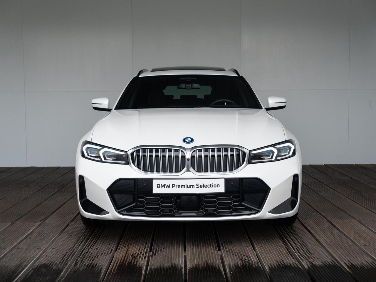 BMW 3-SERIE Touring 330e | M Sportpakket | Innovation Pack | Verwarmd Stuurwiel | Comfort Access | Panoramadak | Stoelverwarming | Harman Kardon | Trekhaak