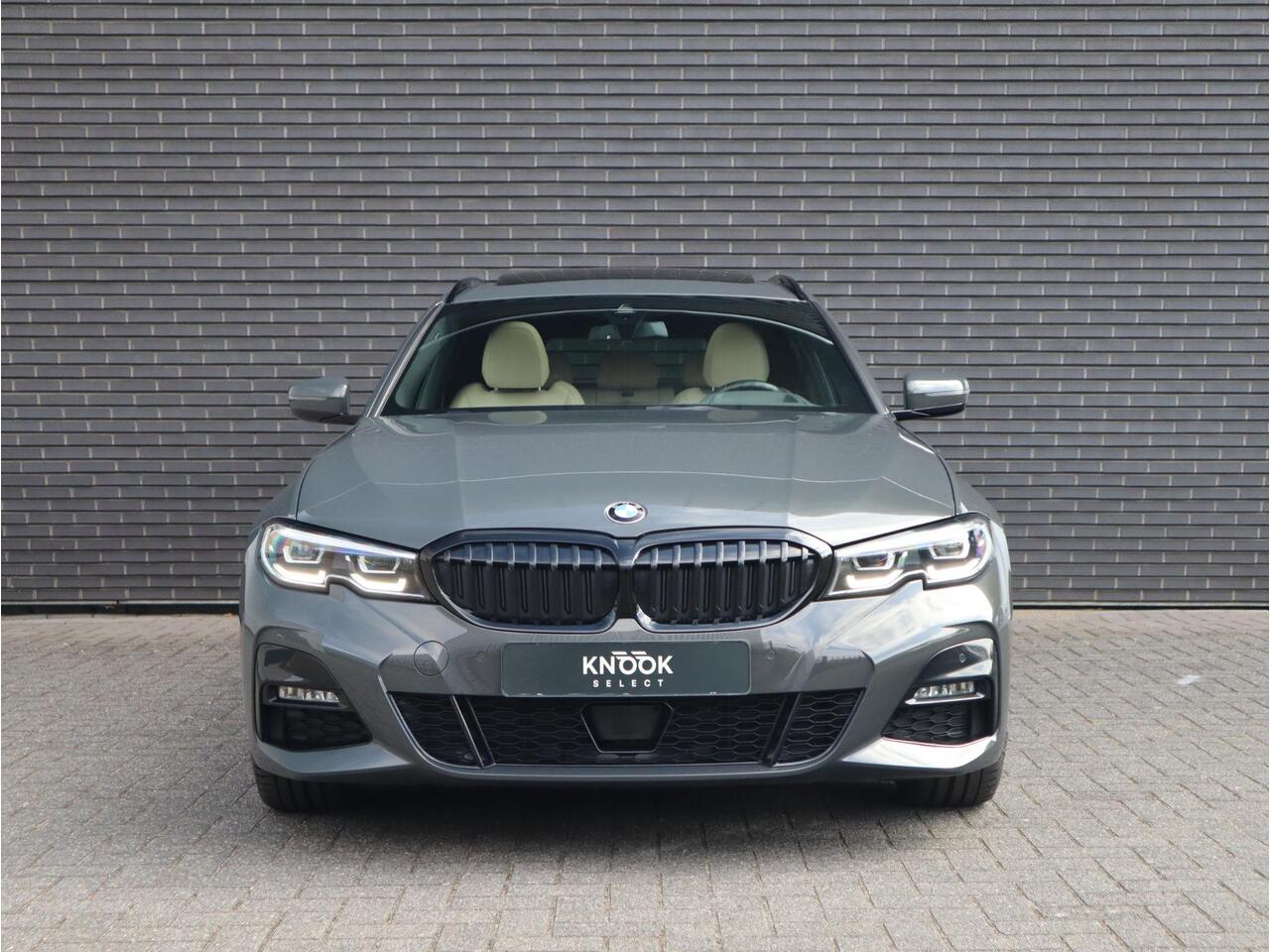 BMW 3-SERIE Touring 320i High Executive M Sport Pakket Automaat / Live Cockpit Professional / Panoramadak / Leder / Adaptive Cruise Control / Head-Up Display / Apple CarPlay / 19 Inch / M Sportremsysteem / Shadow Line / LED / Extra Getint Glas / Stoelverwarming