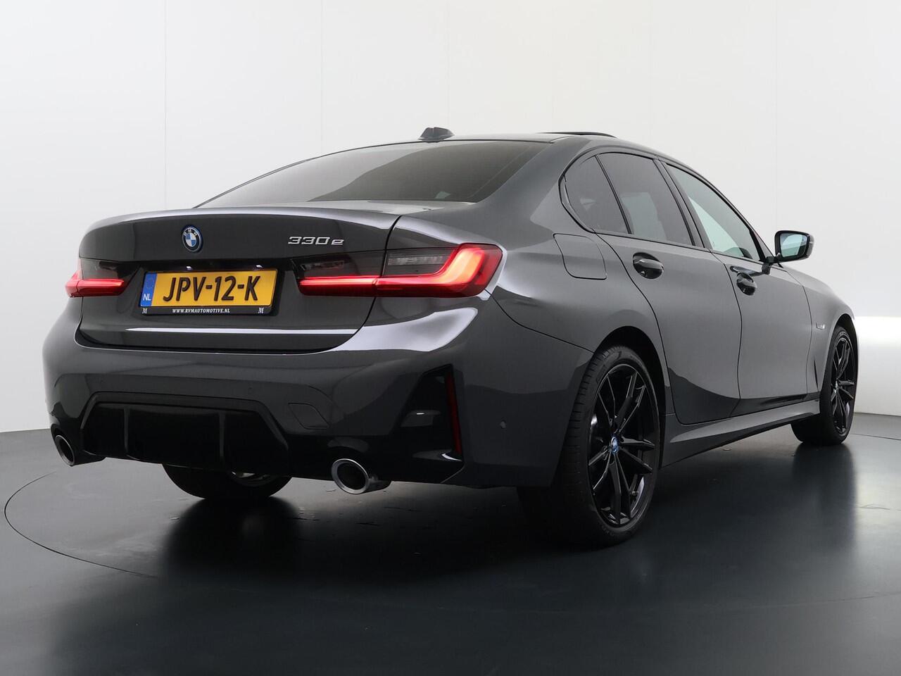 BMW 3-SERIE 330e High Executive BOMVOL!| M SPORT | SCHUIFDAK | LEDER | HARMAN KARDON | LASER LED | ELECTR STOELEN | KEYLESS | HEAD UP| DODE HOEK HERKENNING | STUURWIEL VERWARMING