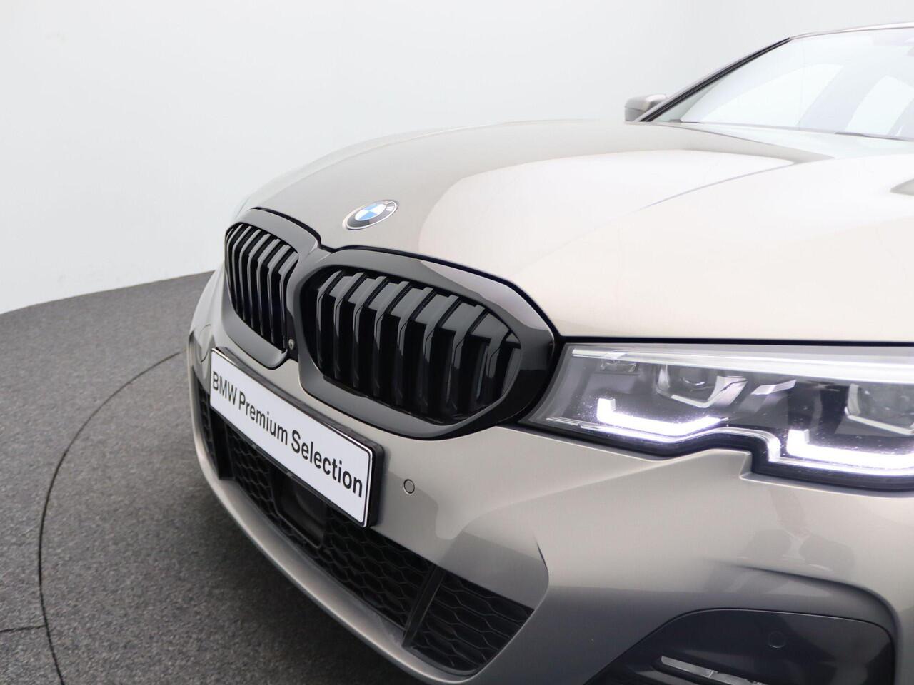 BMW 3-SERIE Sedan 330i High Executive | M Sportpakket | Audio Media Pack | Parking Pack | Safety Pack | BMW Personal CoPilot Pack | Trekhaak | Schuifdak | Elektrisch Verstelbare Voorstoelen | Driving Assistant Professional | Harman Kardon | 19''