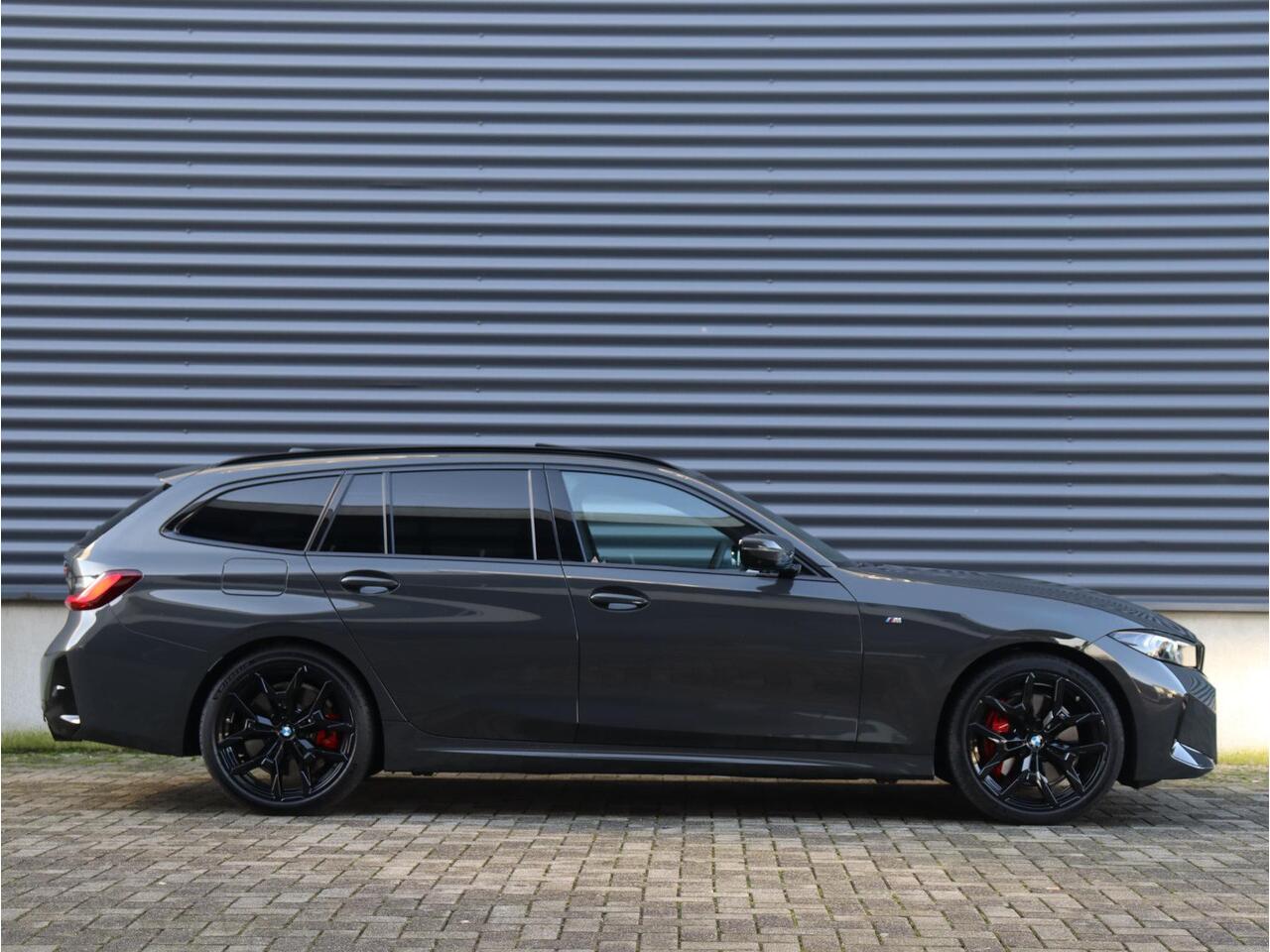 BMW 3-SERIE Touring 320i | M Sportpakket Pro | Panodak | Trekhaak | Head-Up | Driving Assistant Prof. | Harman Kardon | Comfort Access | Verwarmd Stuurwiel | 19'' LMV