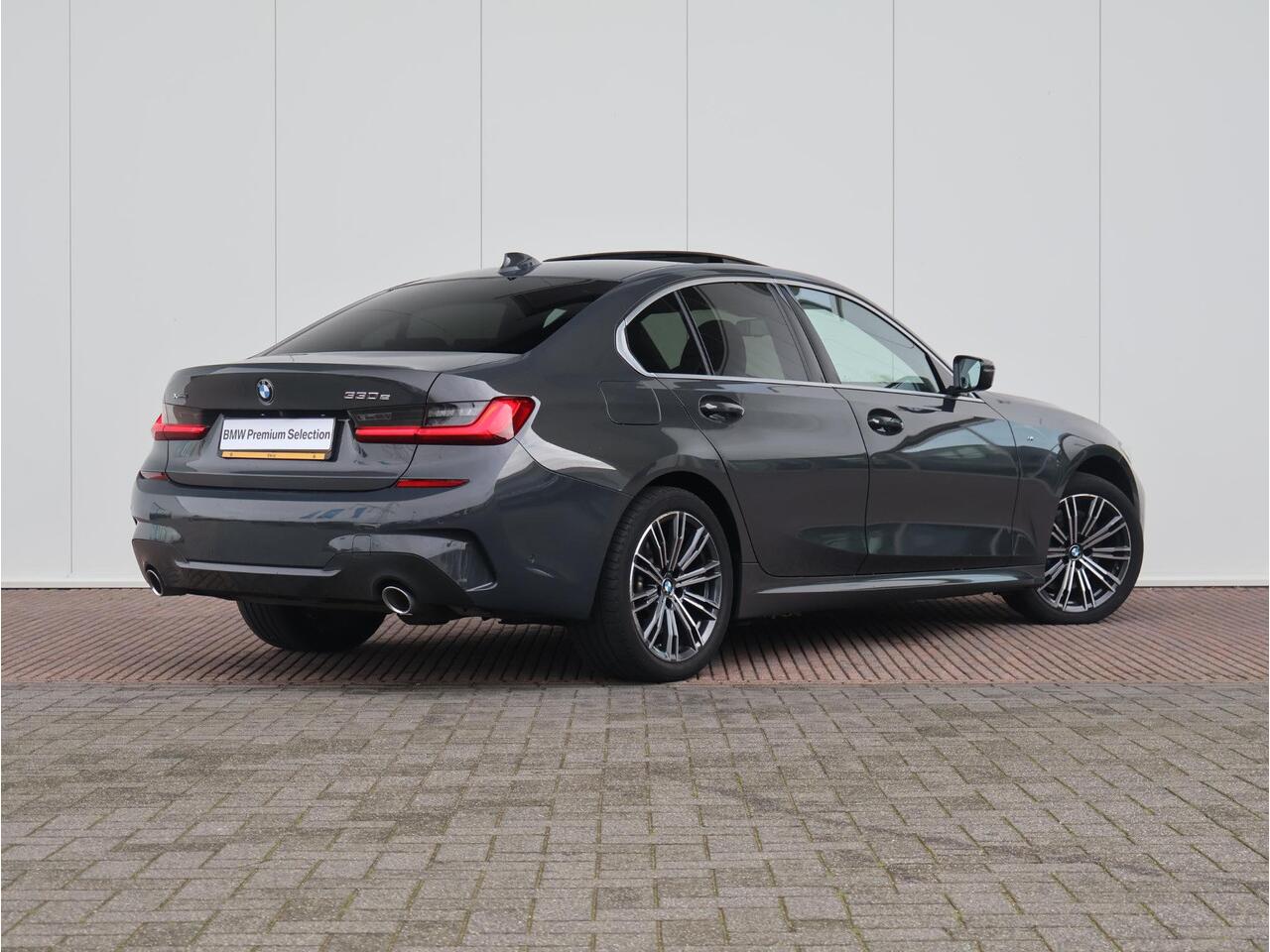 BMW 3-SERIE 330e xDrive High Executive M Sport | Dravit Grau Individual | Glazen Panoramadak | Trekhaak Elektrisch | Laserlight | Active Cruise Control | Elektrisch verstelbare, lederen stoelen | Head-Up Display