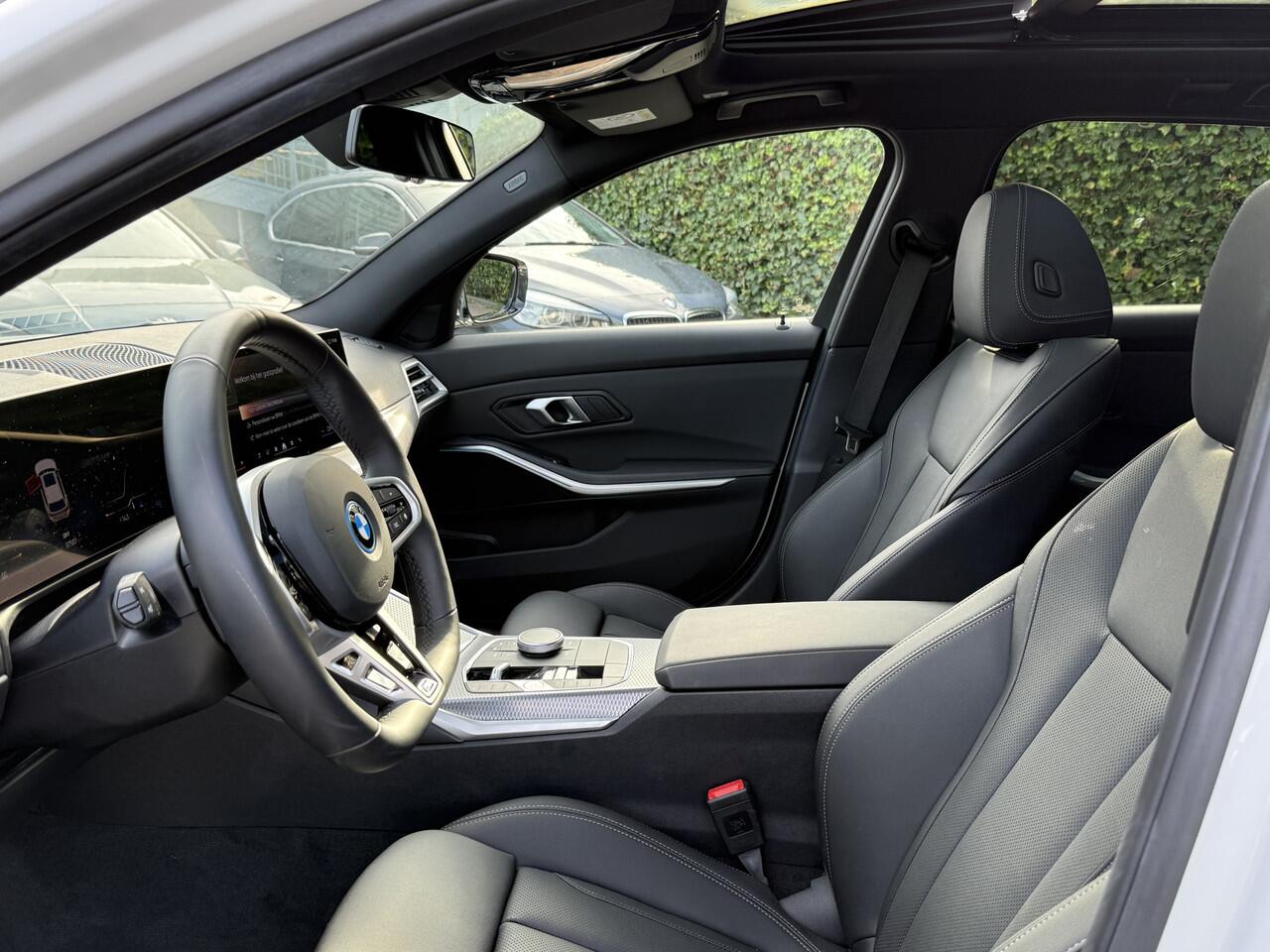 BMW 3-SERIE Touring 330e | NW Model | M-Sport | 18'' | Panorama | Elek. Trekhaak | Camera | HiFi