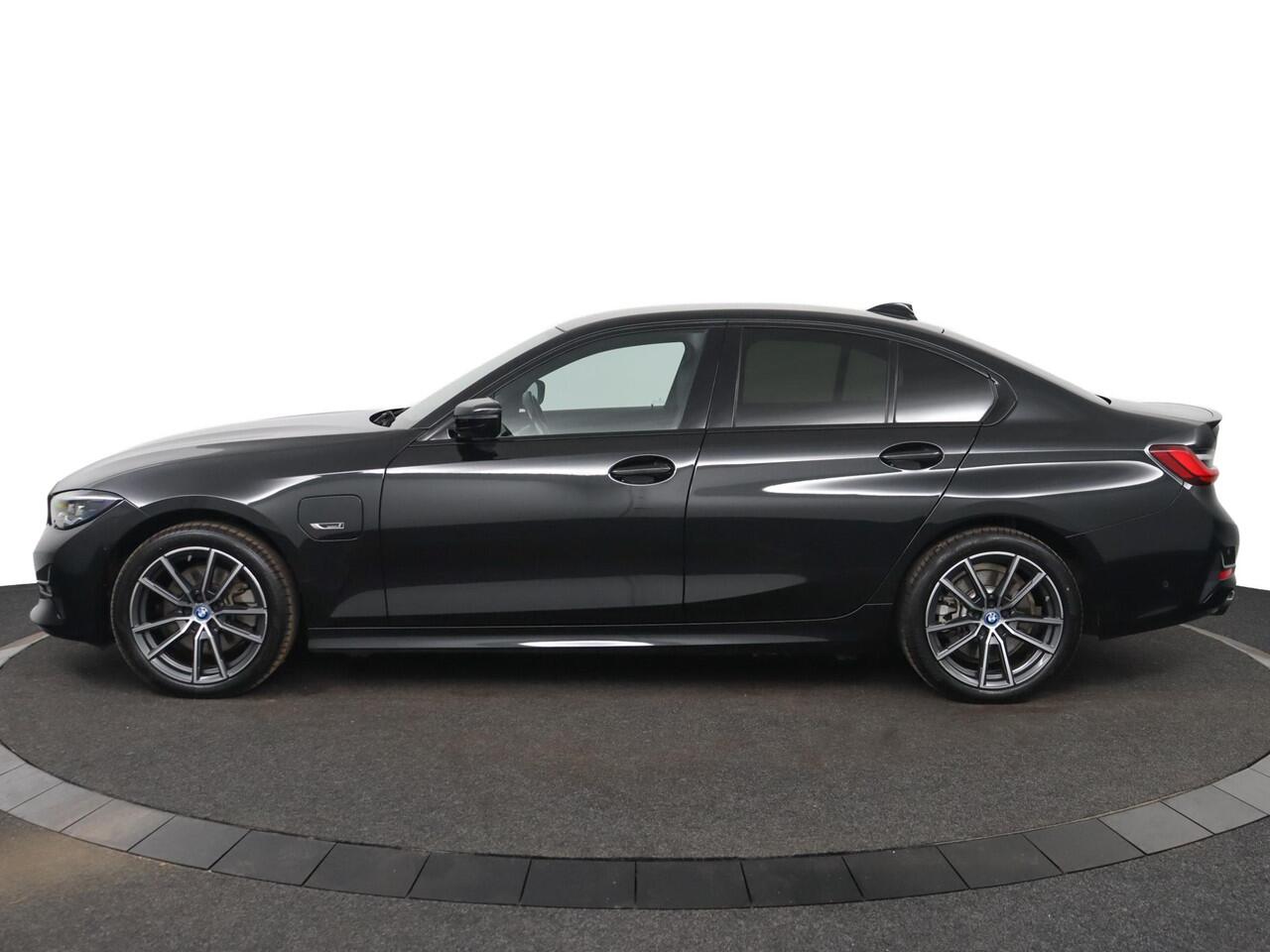 BMW 3-SERIE 320e Business Edition Plus | M Sportstuur | M Shadow Line | M Hemelbekleding Anthrazit | Stoelverwarming | Camera | HiFi Systeem | Leder