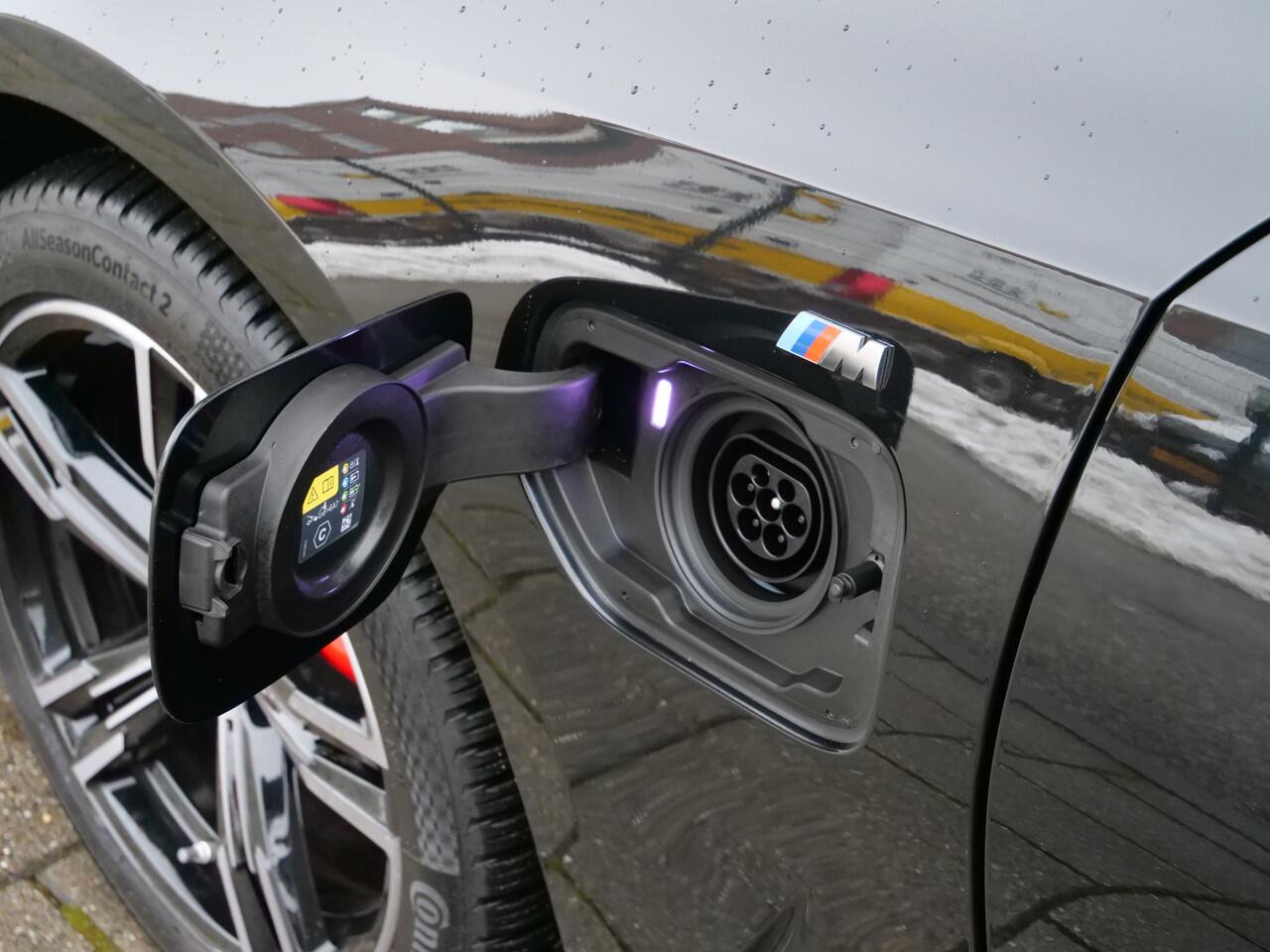 BMW 3-SERIE Touring 330e 292 Pk Automaat M Sportpakket Pro Schuifdak / Apple Carplay / Head-Up / Keyless