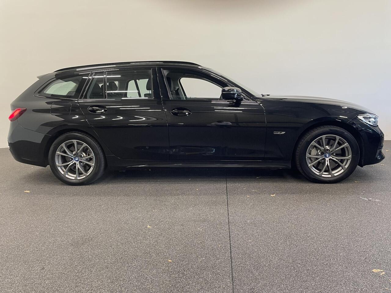 BMW 3-SERIE Touring 330e Touring SportLine PHEV 292 PK AUT Navi Carplay Camera Achter PDC V+A Winterpack Sport Stoelen Active Protection Ambiance Licht