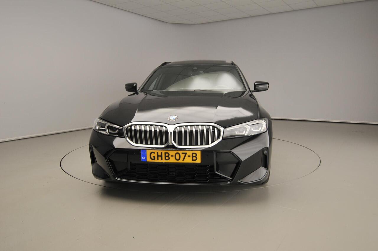 BMW 3-SERIE Touring 318i | M-Sportpakket | LED | Leder | Navigatie | Schuifdak | Sportstoelen | DAB | Hifi speakers | Alu 18 inch