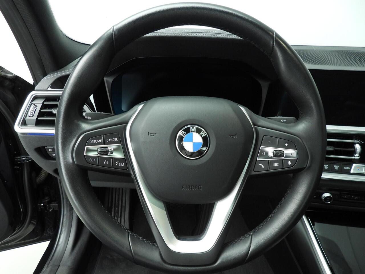 BMW 3-SERIE Sedan 320i | LED | Navigatie | Schuifdak | Sportstoelen | Clima | PDC | DAB | Alu 18 inch