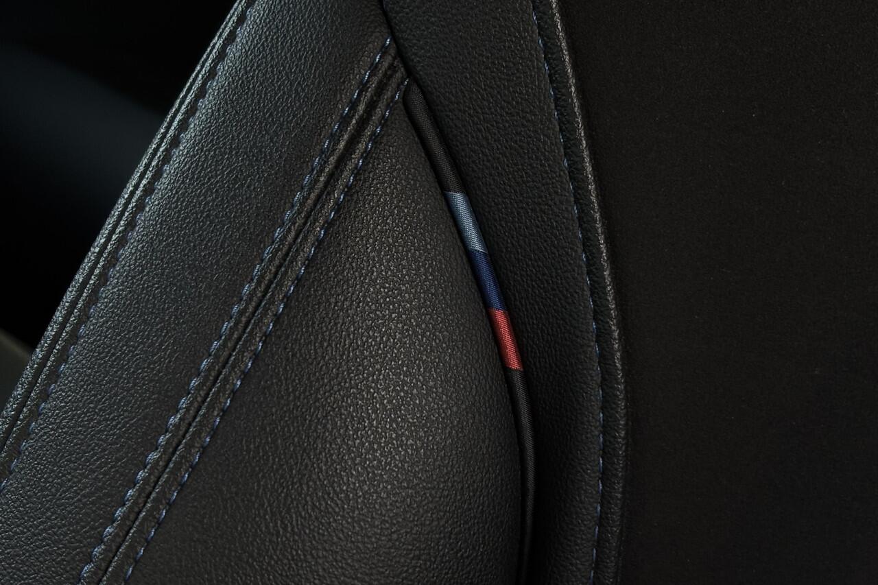 BMW 3-SERIE Touring 330e M-Sport | LCI FACELIFT | Adaptief Led | Camera | Sportstoelen | 19 'Inch | Privacy Glas