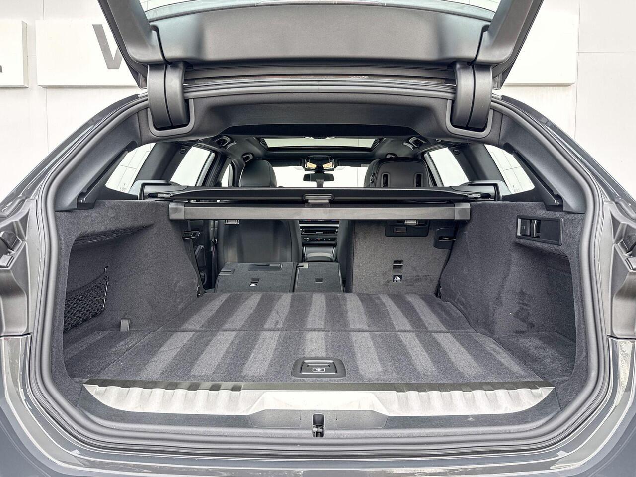 BMW 3-SERIE Touring 330e | M Sport Pro | Glazen Panoramadak | Innovation Pack