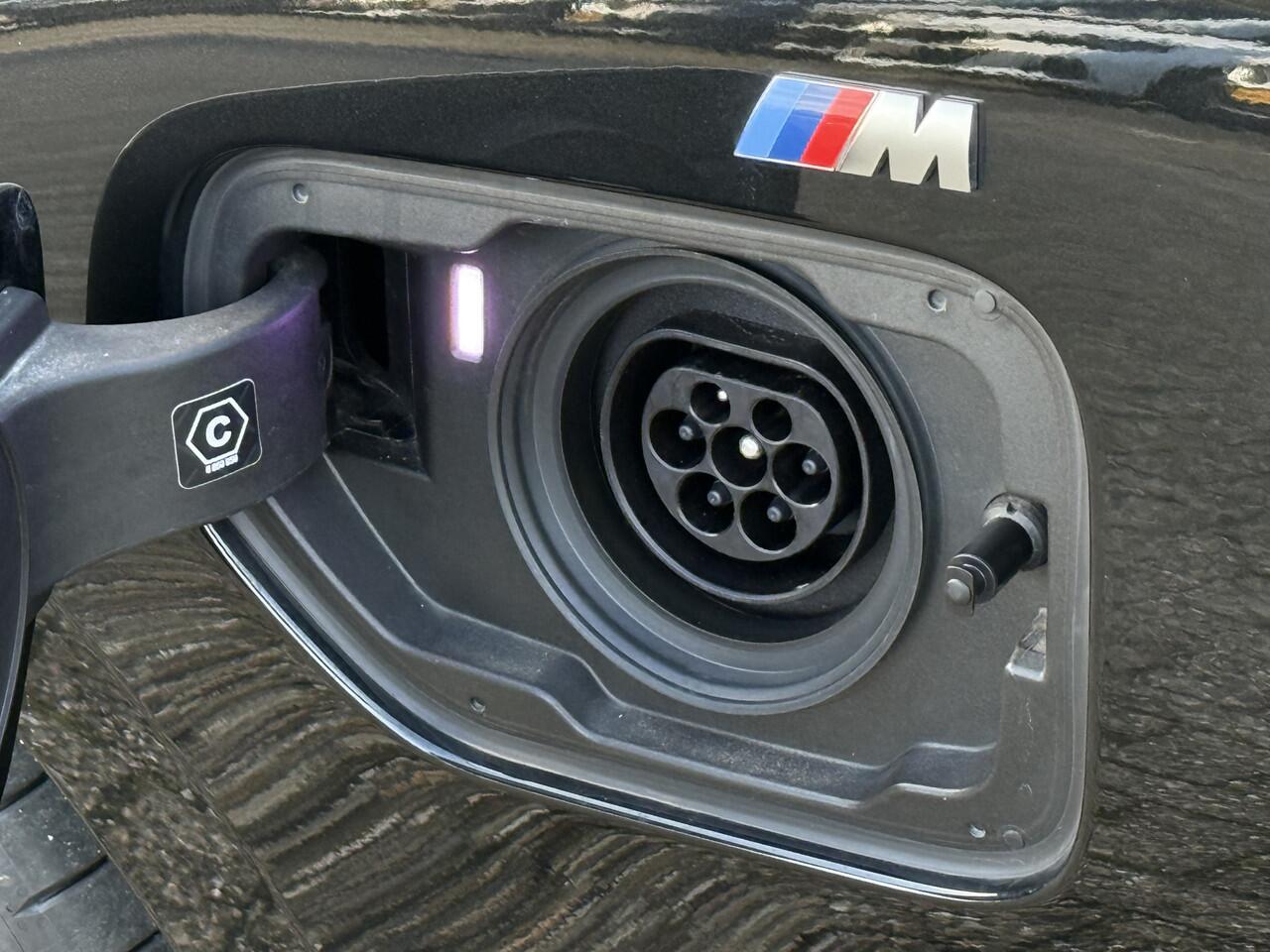 BMW 3-SERIE Touring 330e M-Sport | Panorama | Trekhaak | 19" | Driving Ass. | 360 Cam | Memory Stoel