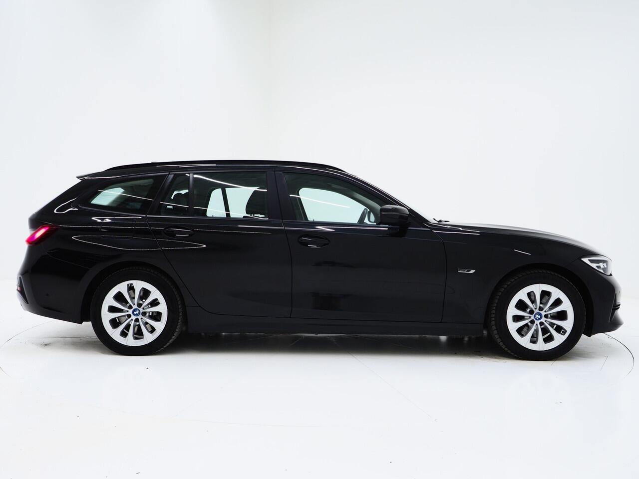 BMW 3-SERIE Touring 320e Shadow Line | Camera | Trekhaak | Leder | Virtual | Cruise | DAB | LED | Carplay