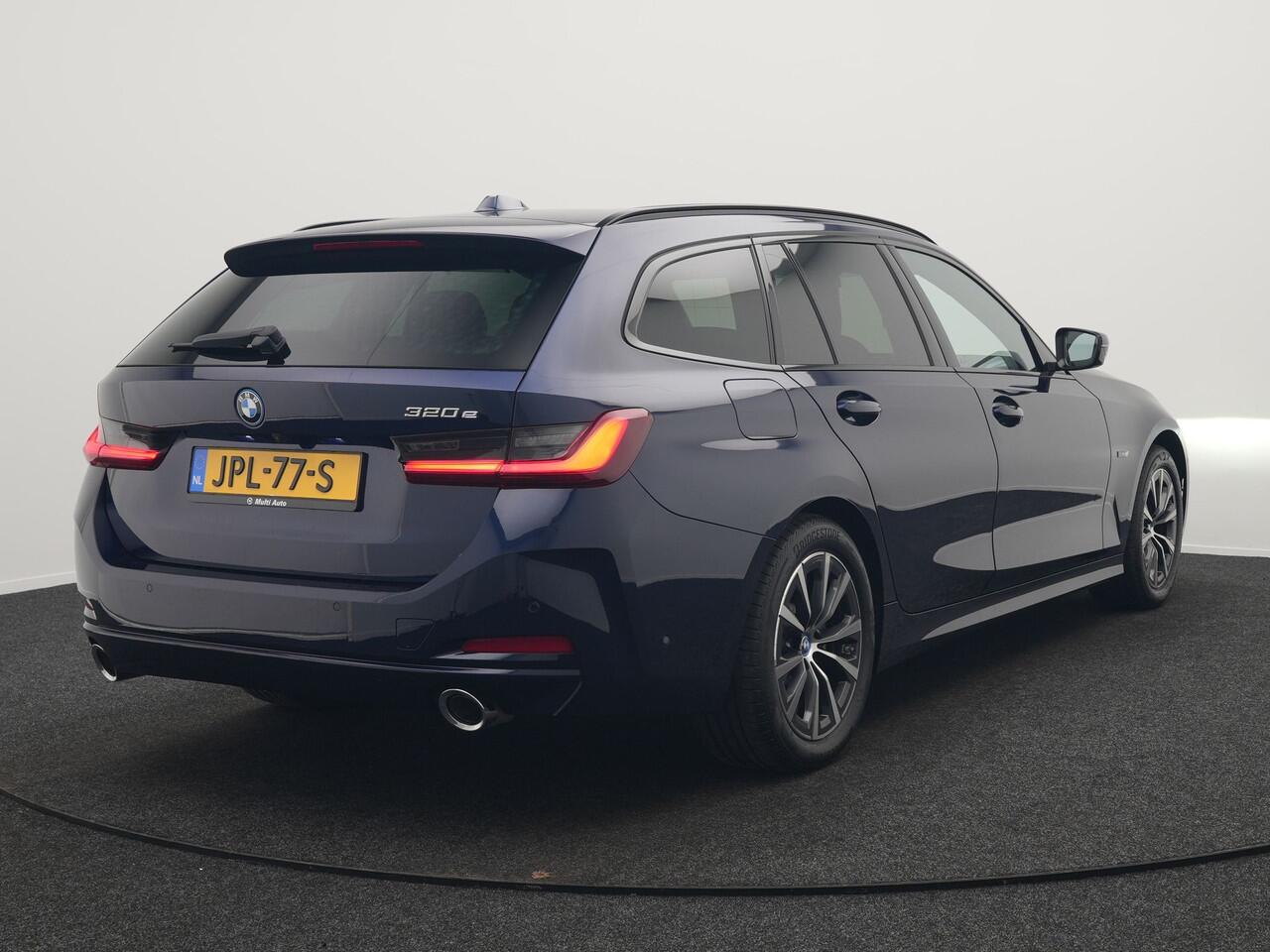 BMW 3-SERIE Touring 320e Plug In Hybrid 204pk Dealer O.H. PHEV | Panodak | Widescreen Navi | Camera | Lederen Sportstoelen Verwarmd | Sfeerverlichting | Apple Carplay | Navigatie | Virtual | DAB | Tansanitblau II Metallic |