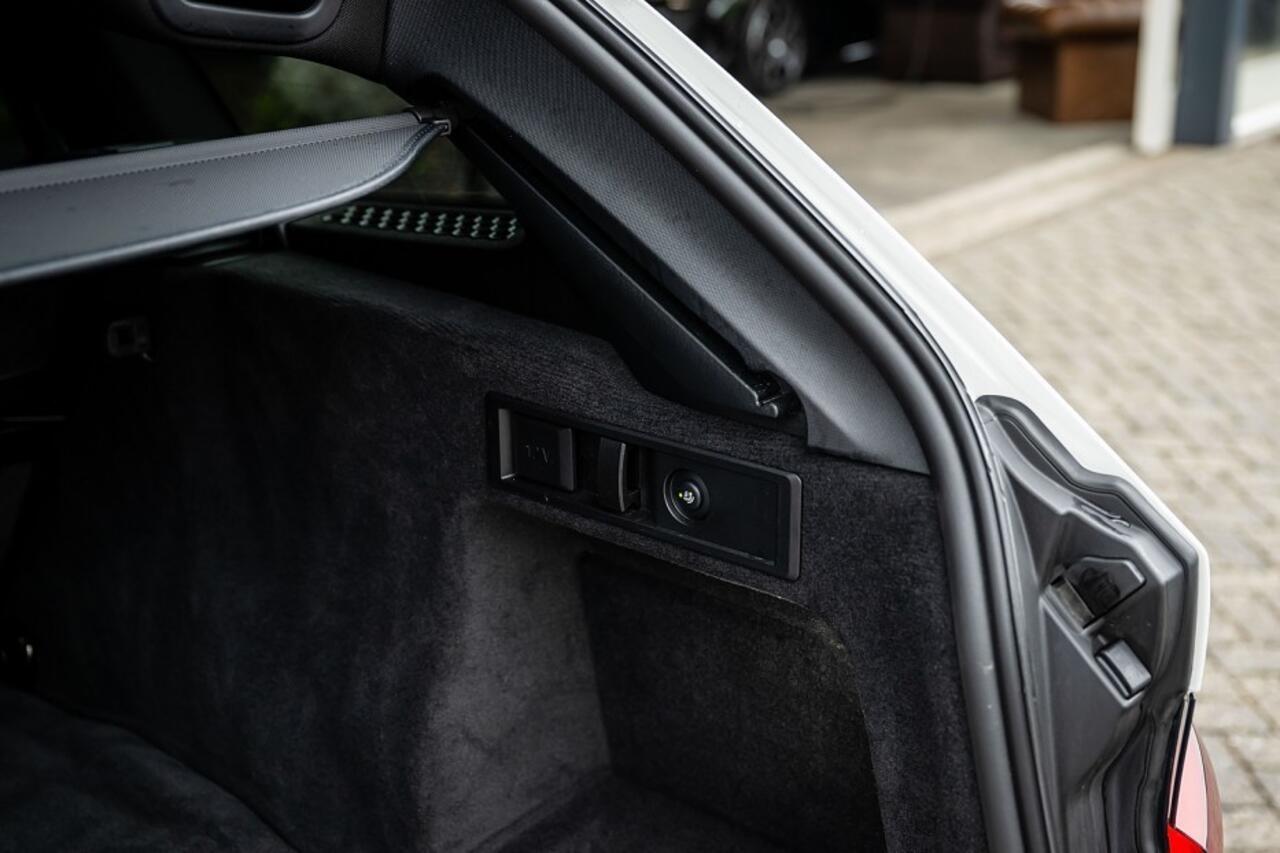 BMW 3-SERIE 330e xDrive M Sport LCI | Facelift | Shadow | Trekhaak | Widescreen | Hifi | Camera | 18' inch |