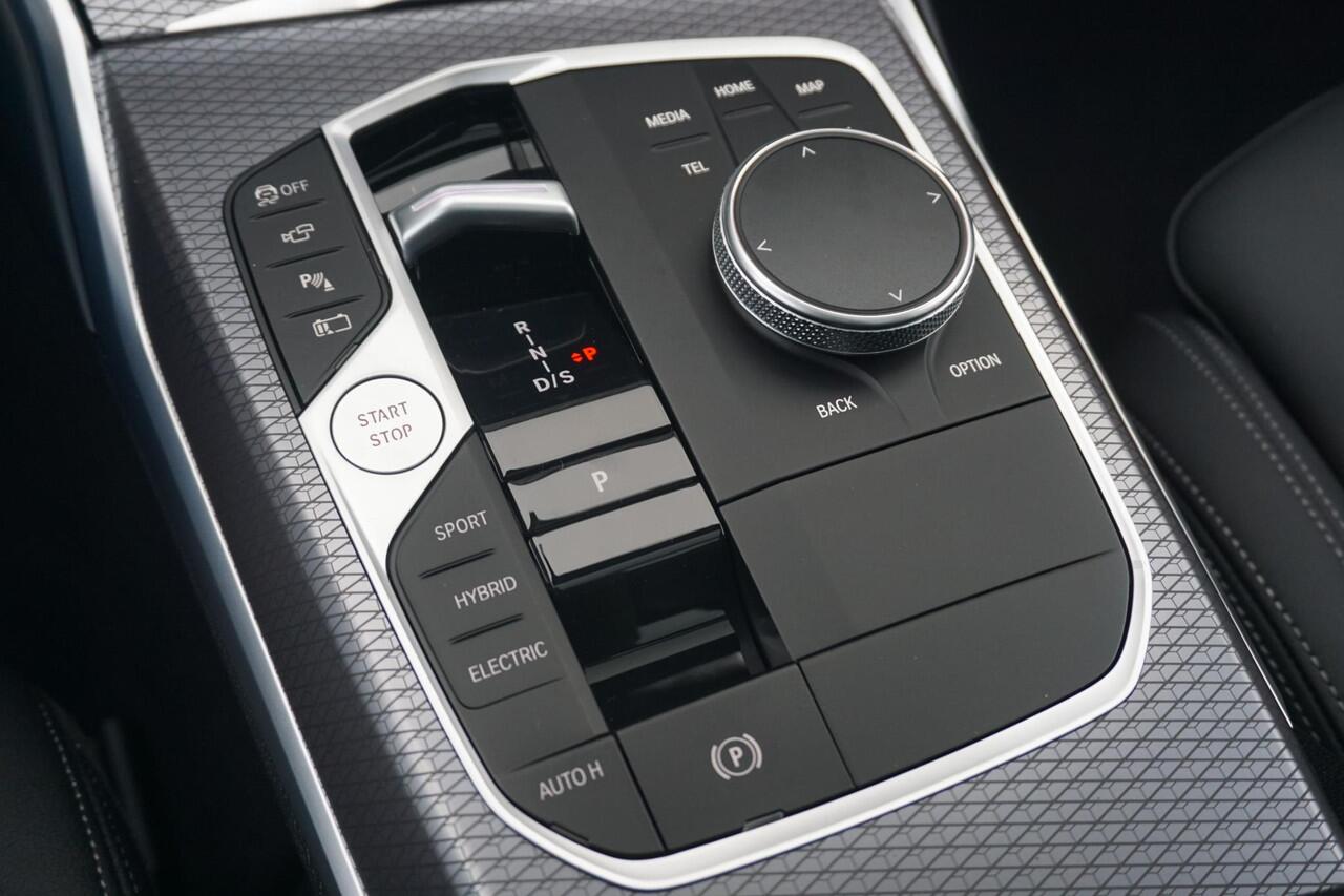 BMW 3-SERIE Touring 330e Individual Lak | M Sportpakket Pro | Innovation Pack | Comfort Pack | Trekhaak | Panoramadak