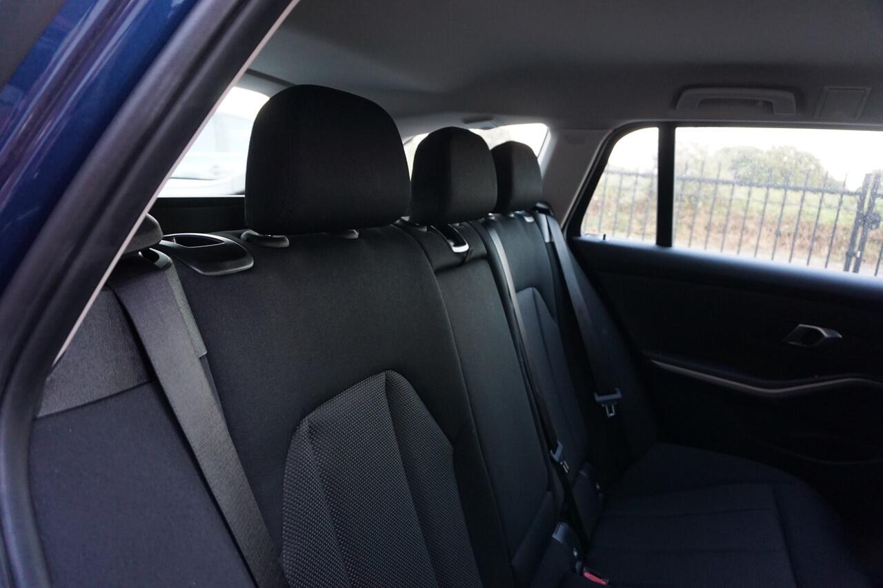 BMW 3-SERIE Touring 318I 157PK 4CILINDER ORIGINEEL NEDERLANDS 1E EIGENAAR NIEUW MODEL CURVED DASHBOARD! FULL LED ANDROID/APPLECARPLAY GROOTBEELD NAVIGATIE ECC AIRCO CRUISECONTROL PDC V+A 17INCH ELECTR.KLEP ENZ...