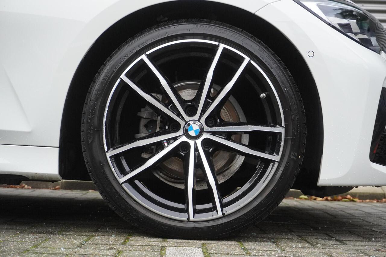 BMW 3-SERIE 318i Model M Sport | Comfort Access | Driving Assistant | HiFi System | Trekhaak met elektrisch wegklapbare kogel | Achteruitrijcamera | Extra getint glas achter