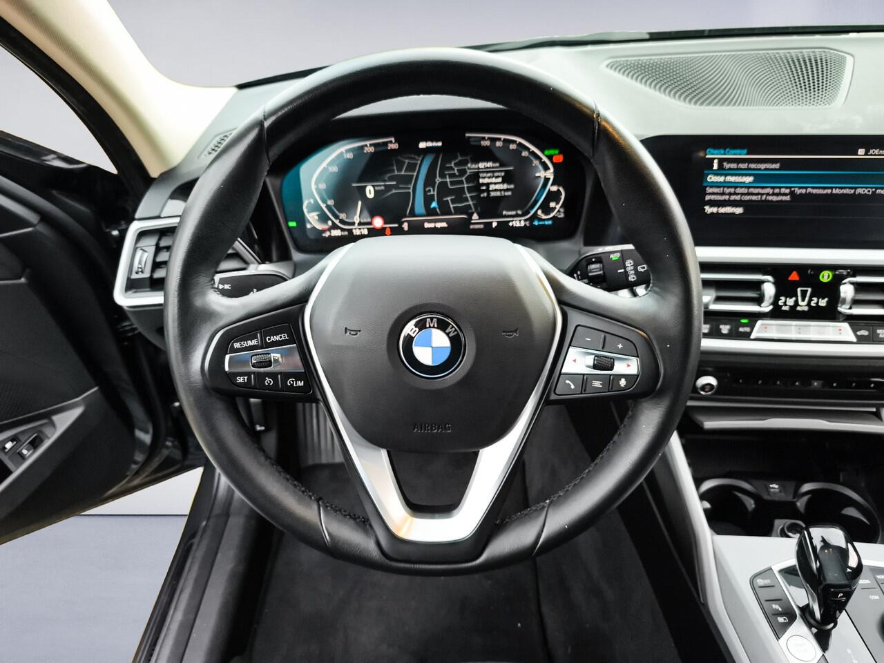 BMW 3-SERIE Touring 330e 1e-Eig. & Dealer-Onderh. BOVAG-Garantie. NL-Auto.