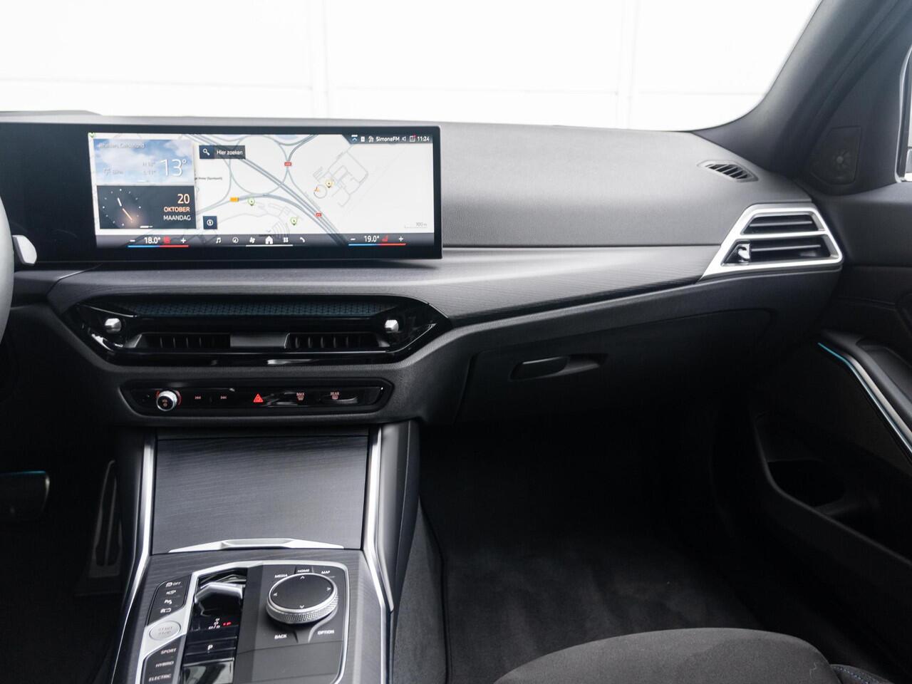 BMW 3-SERIE Touring 330e | M Sportpakket | Innovation Pack | Verwarmd Stuurwiel | Comfort Access | Panoramadak | Stoelverwarming | Harman Kardon | Trekhaak