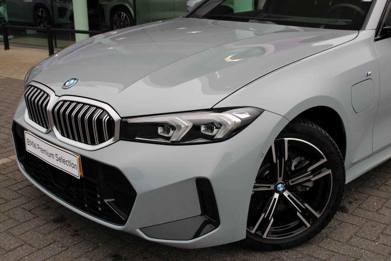 BMW 3-SERIE Touring 330e M Sport Automaat / Trekhaak / Achteruitrijcamera / Sportstoelen / Comfort Access / Active Cruise Control / M Adaptief onderstel