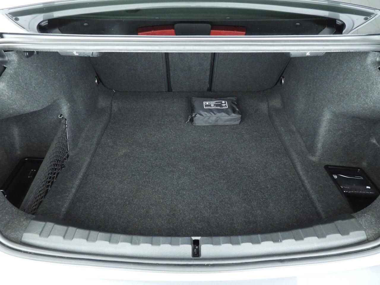 BMW 3-SERIE Sedan 320i | M-Sportpakket | LED | Navigatie | Schuifdak | Stoelverwarming | DAB | Hifi speakers | Alu 18 inch