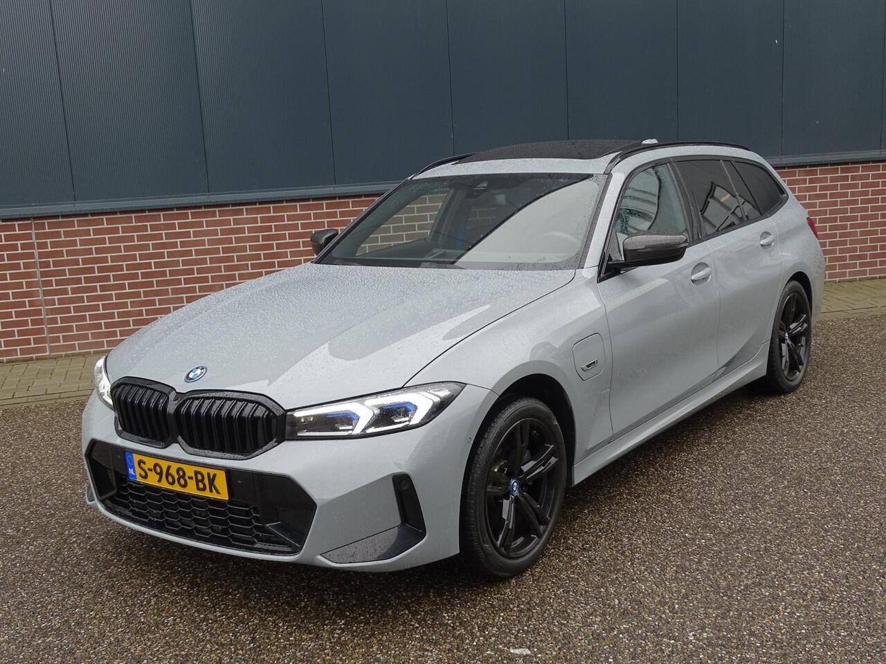 BMW 3-SERIE Touring 320e M-SPORT | PANORAMADAK| LEDER SPORT INTERIEUR| HEAD-UP DISPLAY| BORDENHERKENNING| DODE HOEK DETECTIE| HERMANKARDON | AIROC/ECC | CRUISECONTROLL | CAMERA | PARKEERSENSOREN |