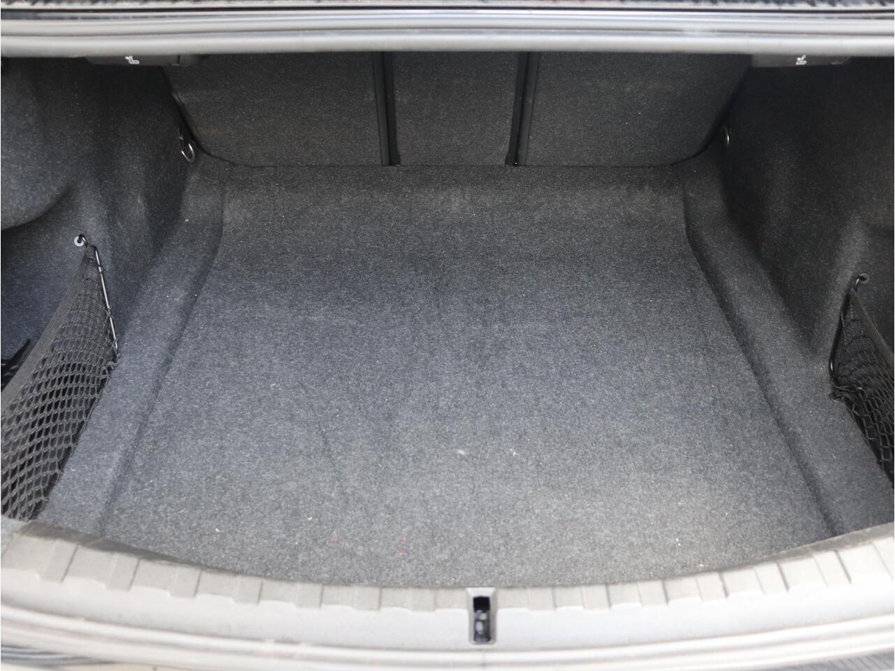 BMW 3-SERIE Sedan 318i | High Executive | M Sportpakket | Panodak | Trekhaak | Active Cruise Control | Elektr. Voorstoelen | HiFi | 19'' LMV