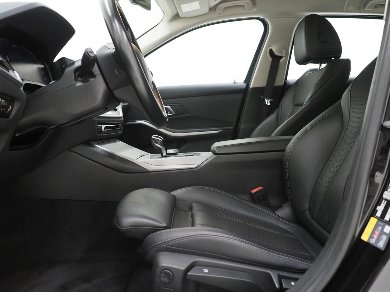 BMW 3-SERIE Touring 320e Shadow Line | Camera | Trekhaak | Leder | Virtual | Cruise | DAB | LED | Carplay