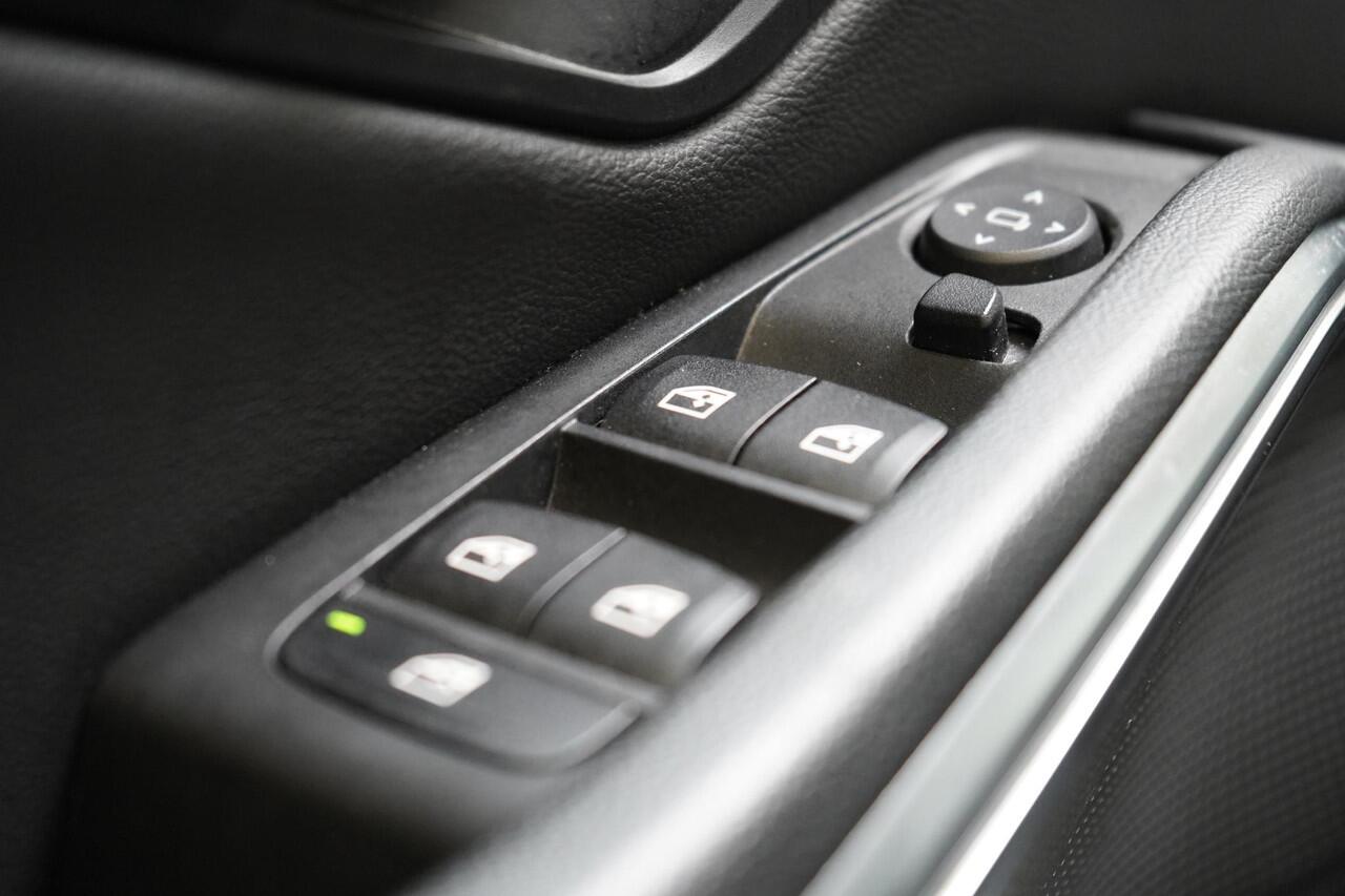 BMW 3-SERIE Touring 330e Business Edition Plus | Adaptive cruise | Trekhaak | Sportstoelen | Apple Carplay