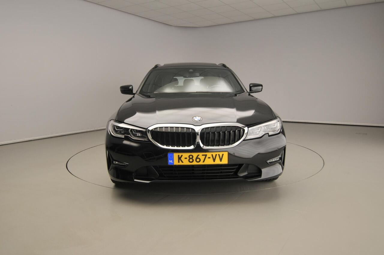 BMW 3-SERIE Touring 318i | Laserlicht | Leder | Navigatie | Schuifdak | Elektr. zetels | Shadow line | DAB | Alu 17 inch