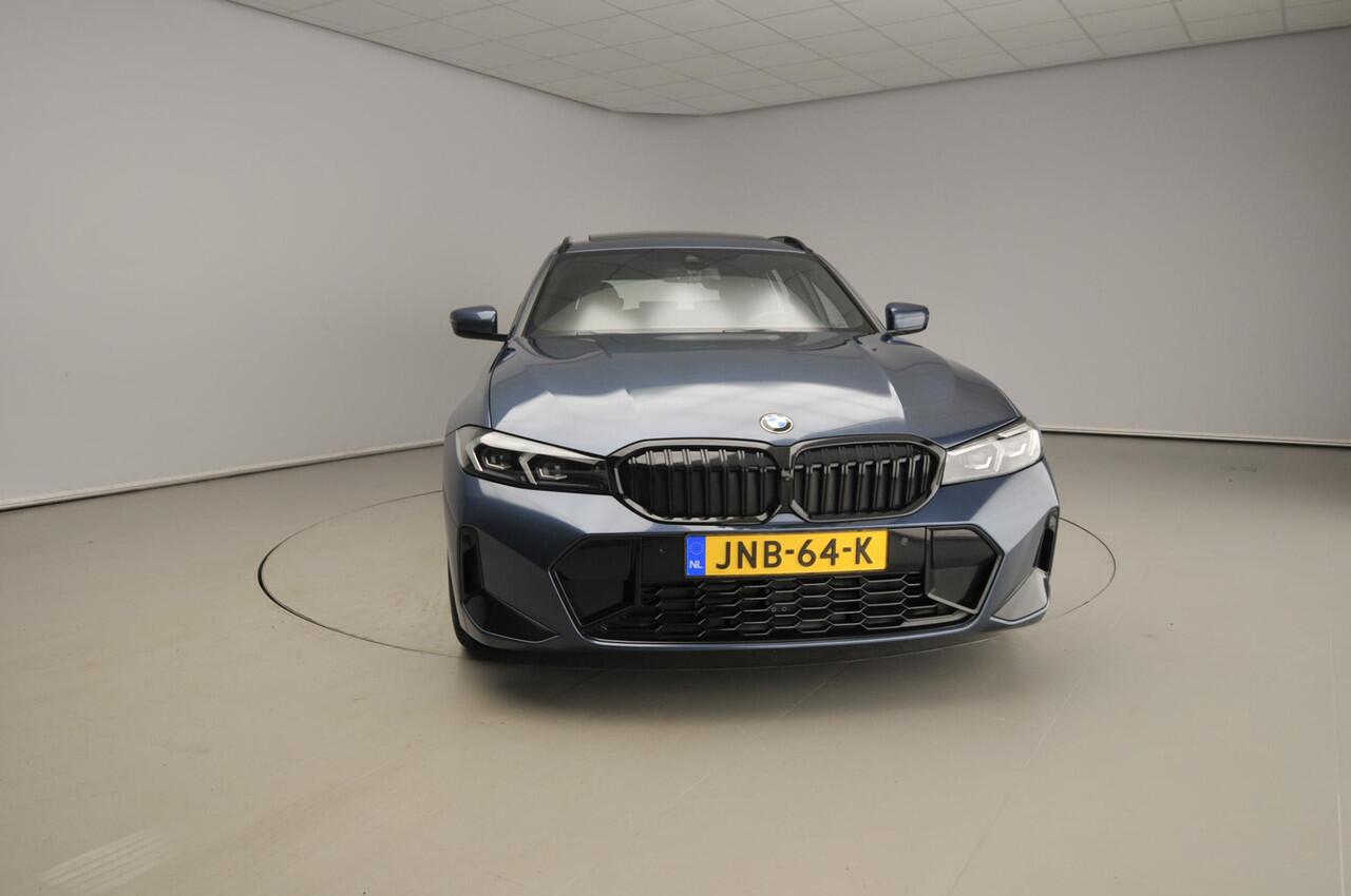 BMW 3-SERIE Touring 330d xDrive | M-Sportpakket | LED | Leder | HUD | Schuifdak | Trekhaak | Elektr. zetels | DAB | Harman-kardon sound | Alu 19 inch