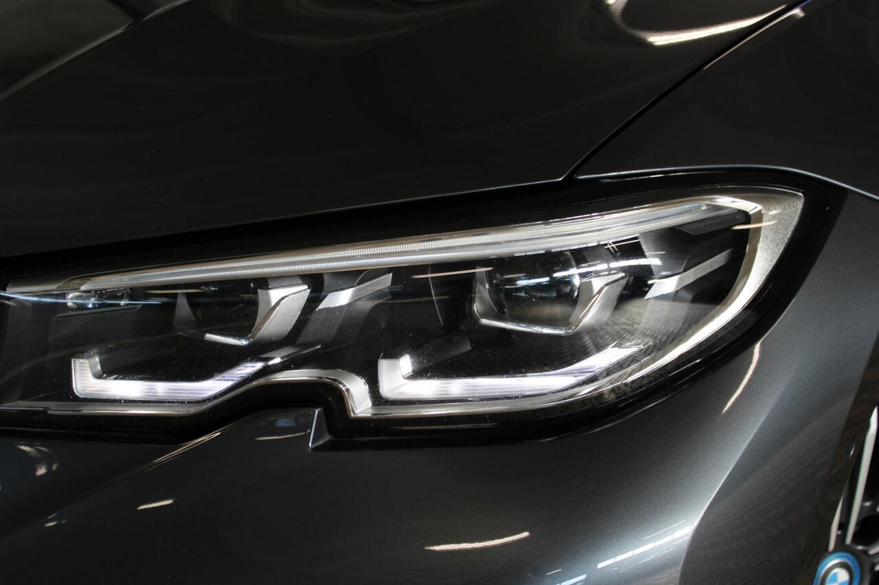 BMW 3-SERIE Touring 330e Business Edition Plus Adaptieve cruise control | Climate control | Stoel/stuur verwarming | Zomer + winterset | Elektrisch uitklapbare trekhaak | Parkeercamera |