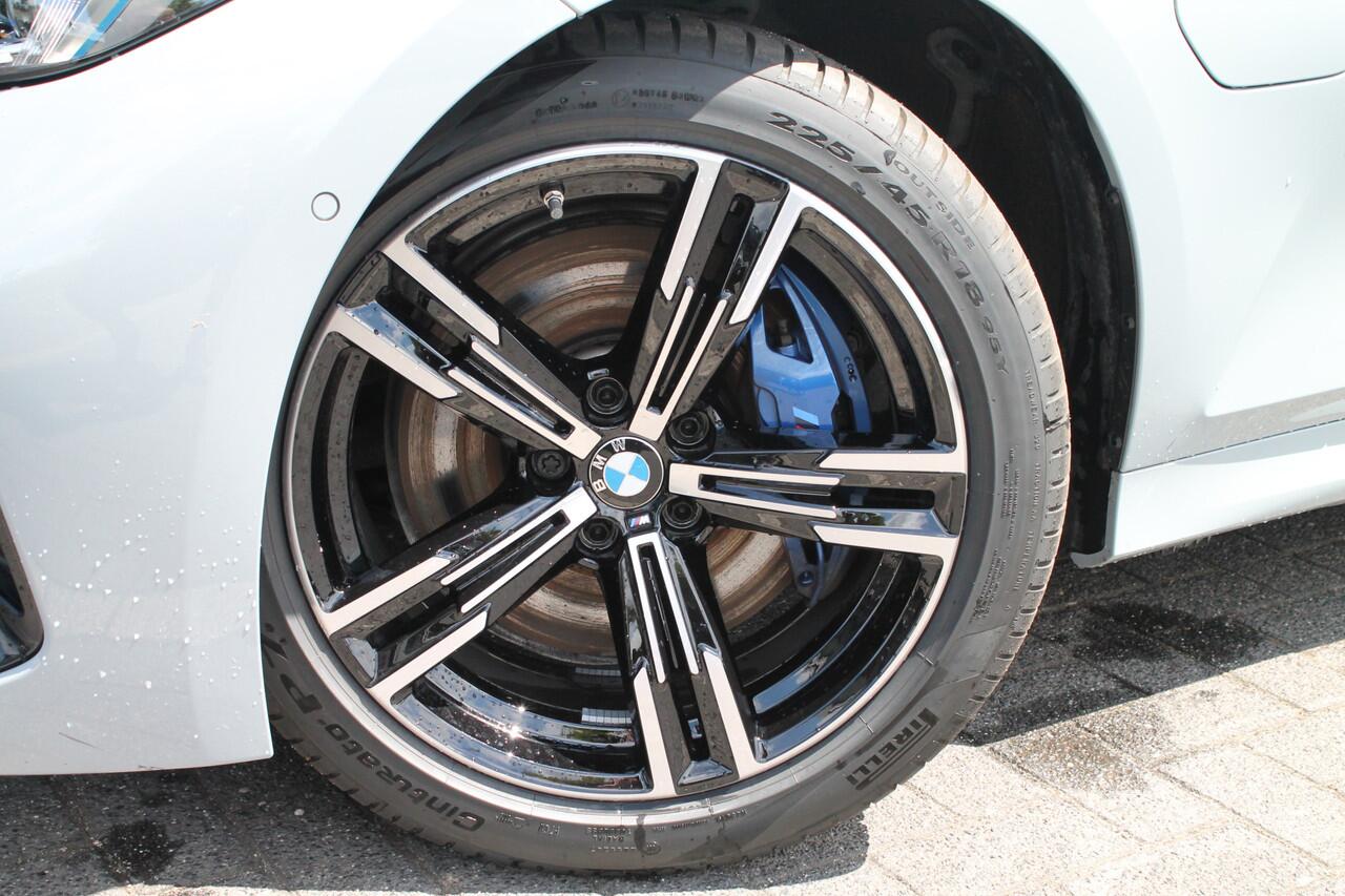 BMW 3-SERIE Touring 330e High Executive M Sport Automaat / Panoramadak / Trekhaak / Sportstoelen / Active Cruise Control / Adaptieve LED / Parking Assistant Plus / M Adaptief onderstel