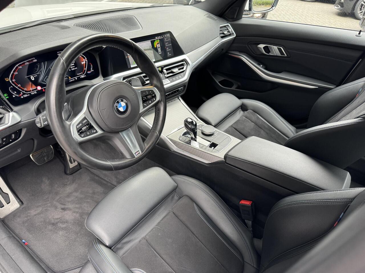 BMW 3-SERIE Sedan 320i High Executive M Sport Pakket Automaat / Live Cockpit Professional / Hifi / LED / 19 Inch / DAB / Shadow Line / Neerklapbare Achterbank / M Achterspoiler / Stoelverwarming