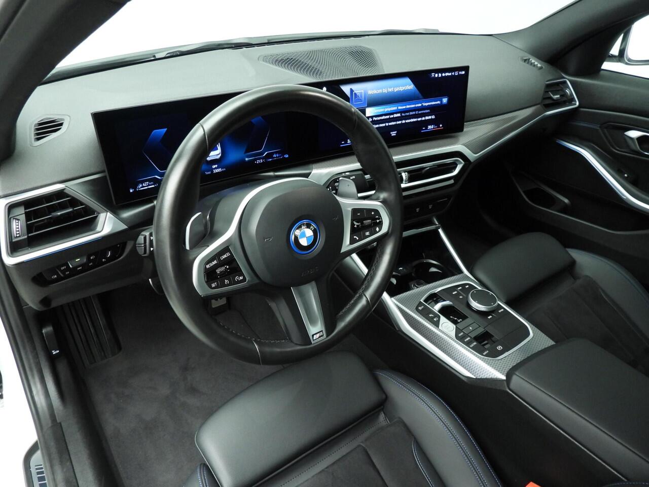 BMW 3-SERIE Sedan 320e | M-Sportpakket | LED | Navigatie | Trekhaak | Stoelverwarming | DAB | Alu 18 inch