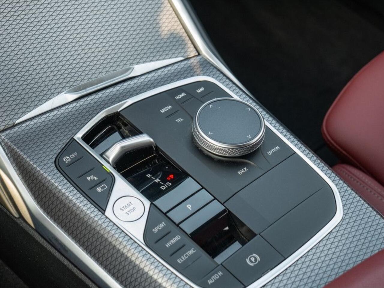 BMW 3-SERIE Touring 330e M-SPORT (LCI) ** LED, ROT LEDER, LIFE COCKP. PROF, PANORAMA, TREKH, 18-inch LMV ** 1e EIG (EX BMW-AG) - UNFALLFREI ** * INFORMEER OOK NAAR ONZE AANTREKKELIJKE FINANCIAL-LEASE TARIEVEN **