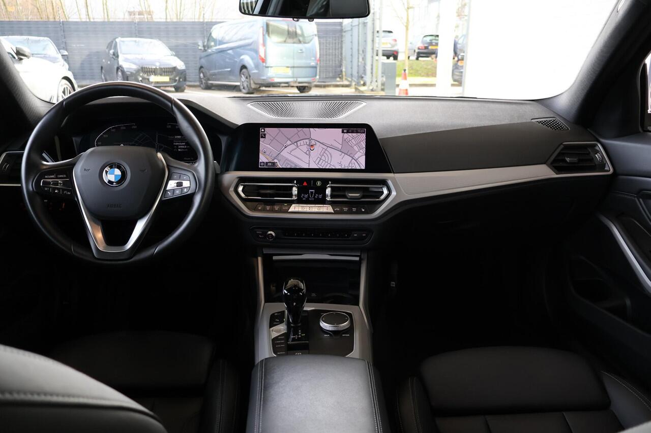 BMW 3-SERIE 318i Business Edition Plus | Parking Pack | Voorstoelen Verwarmd | Apple Carplay