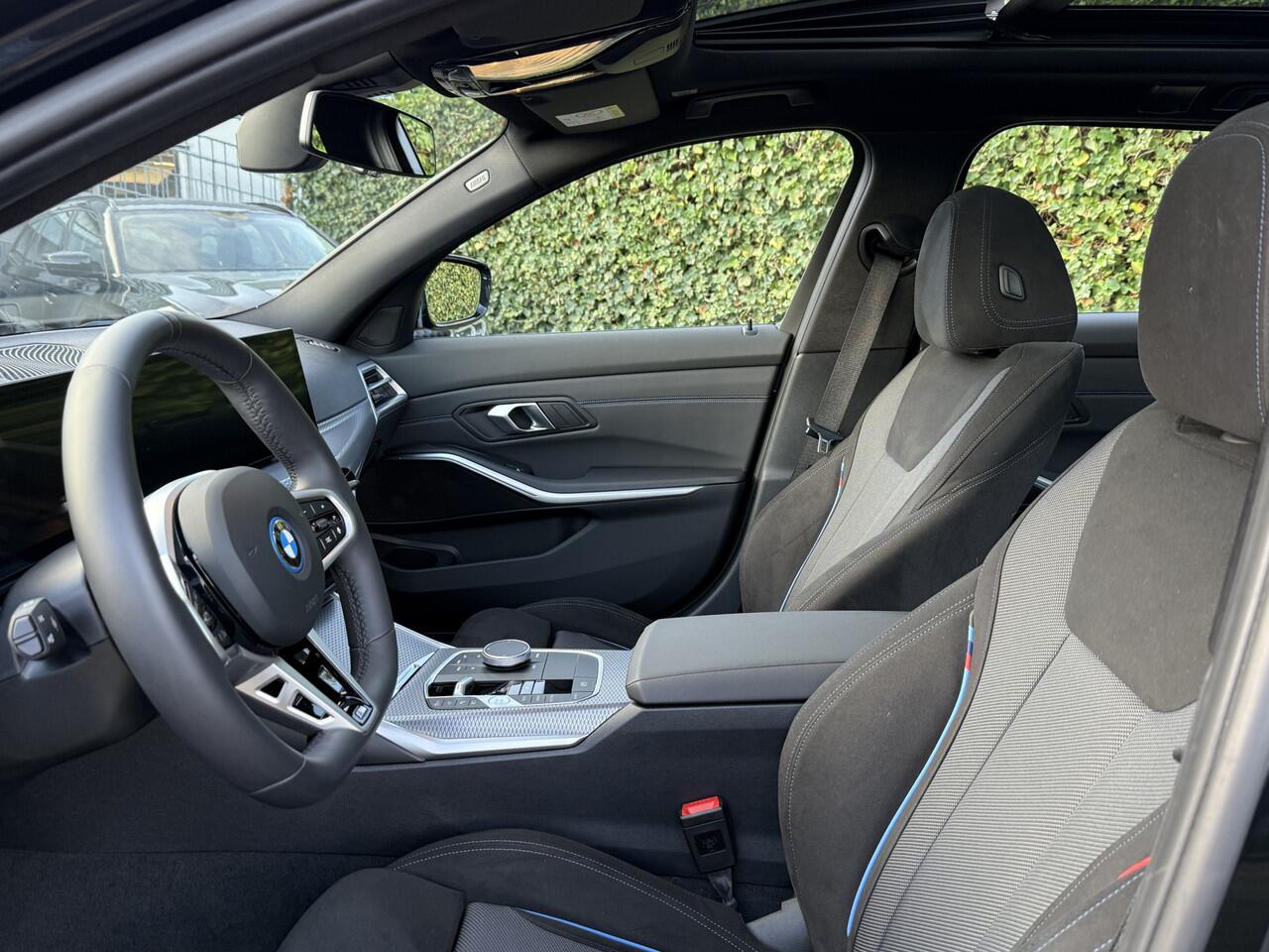 BMW 3-SERIE Touring 330e M-Sport | Panorama | Trekhaak | 19" | Driving Ass. | 360 Cam | Memory Stoel